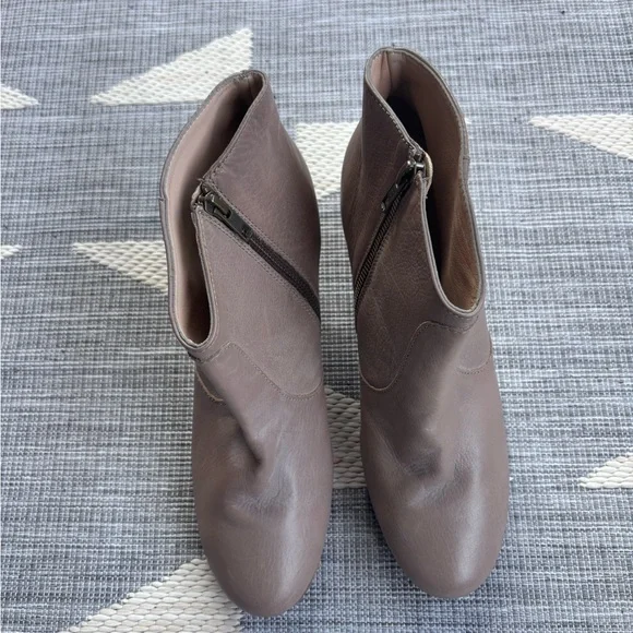 Johnston & Murphy Women's Taupe Ankle Boots | Size 10 - Picture 6 of 7
